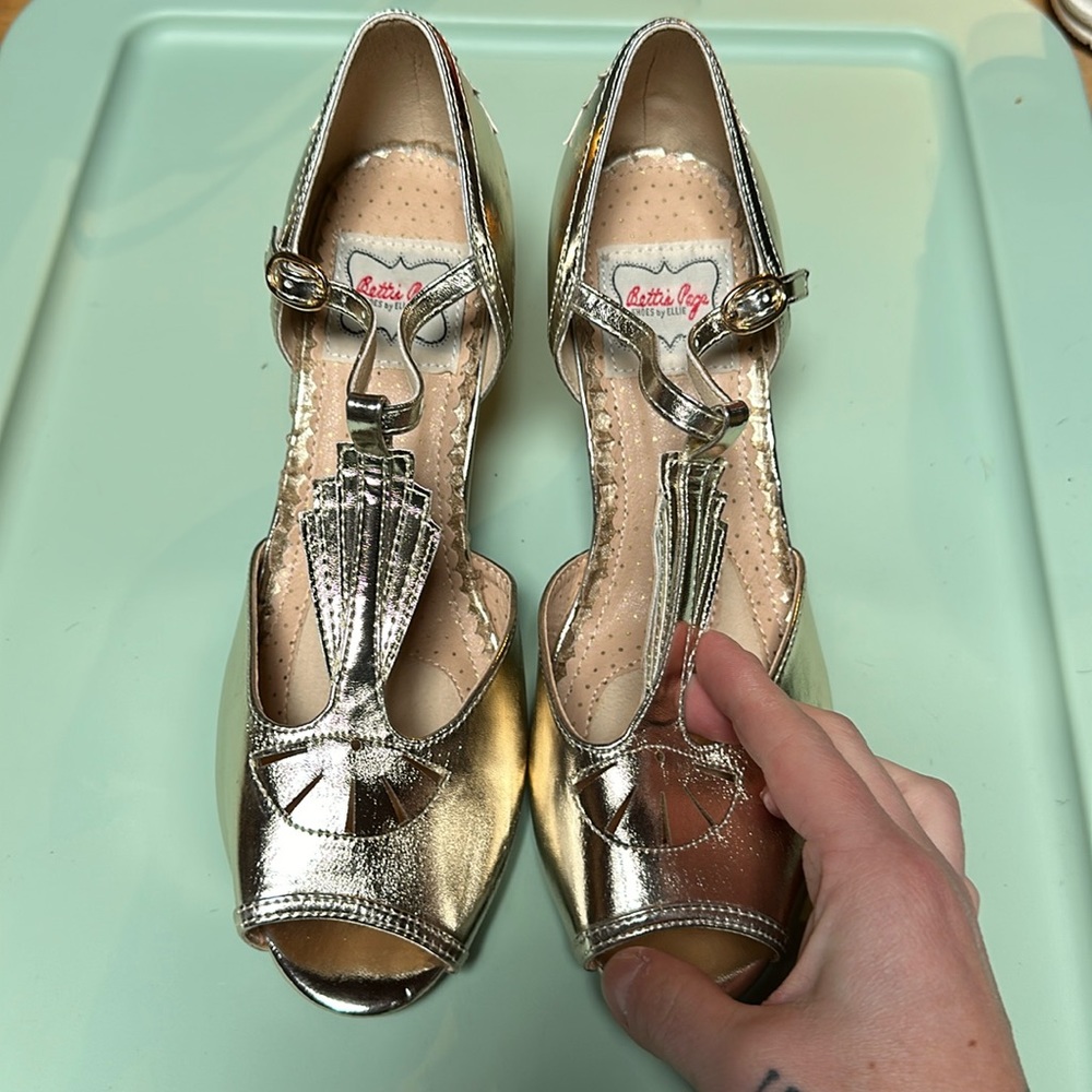 NWOT Bettie Page vegan gold patent t strap heels size 8!  Flapper, vintage!